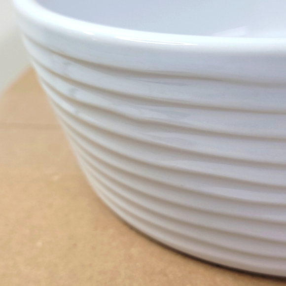 New! White 6 Cup Textured Stoneware Food or Water Bowl with Non-Skid Bottom Grip - Picture 3 of 12